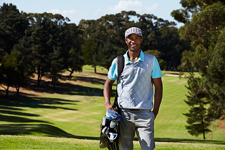 新冠军 一个年轻的高尔夫球手的肖像 准备参加一天的比赛图片