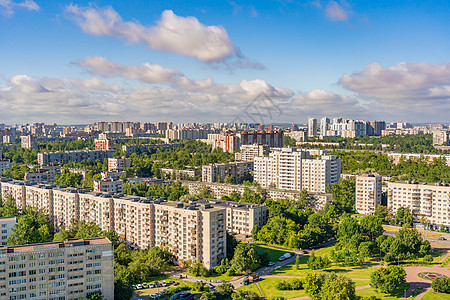 夏日圣彼得堡住宅区 请查看InfoFinland上的蓝色建筑学天际全景财产汽车城市房子窗户住宅区图片