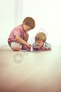 如果两个小男孩坐在地板上 一起用数字平板电脑 他们能做到的话 你也能做到图片