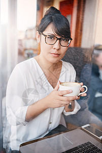 咖啡让我继续前进 一个美丽的年轻女子喝了一口她白天刚在咖啡馆里买的咖啡图片