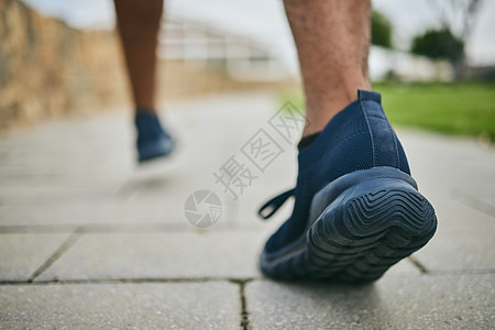 跑步鞋 运动和健身 男人的脚在室外的人行道上进行有氧运动 带运动鞋的运动员跑步者进行健康 保健和健康生活方式的运动训练图片