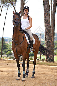 骑马 马术和农场的妇女在田野上体验或专业训练马匹 澳大利亚自然环境中的女孩骑马运动 锻炼和肖像图片