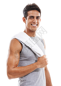 感觉状态很好 一个微笑的年轻人的画像穿着运动服 站在白色背景下 肩上披着一条毛巾图片