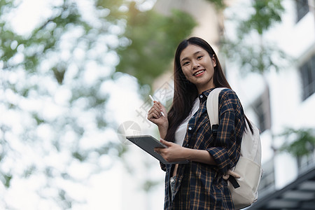 美丽的女学生肖像在大学准备学习 大学里的教育 奖学金和快乐而自豪的女学习者微笑班级学校笔记本男人女性乐趣背包成功青年图片