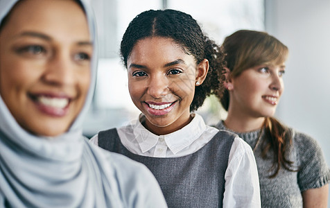 发挥你最大的潜力 白天 一群自信的年轻女商务人士在办公室里排成一排图片