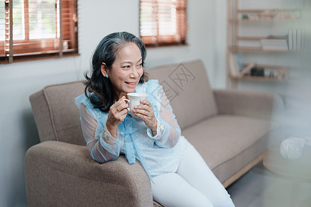 一位亚洲老年妇女为健康而喝茶的肖像烹饪午餐女性微笑沙发夫妻退休成人桌子厨房图片