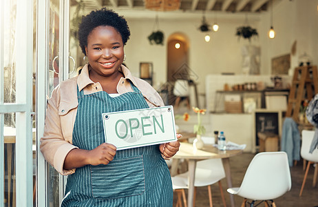 在咖啡馆 餐厅或零售店开标牌 肖像和黑人女性创业公司 面带微笑以取得成功 新咖啡店欢迎服务的老板 经理或人手持板图片