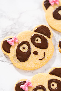 熊猫形短面包饼干 带有巧克力冰淇淋糕点烹饪主题糖果甜点粉色糖衣甜食烘烤食物图片