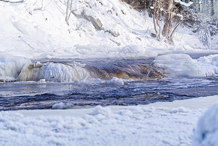 北极 冬天的北欧风景 在冬天的冰雪小河中图片