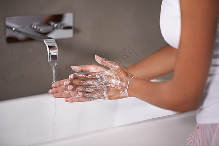 没什么比清洁更重要的了 一个年轻女人在洗手间里洗手 洗得一干二净图片