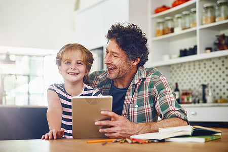她继承了爸爸的智力 父亲在数码平板电脑上帮助女儿完成家庭作业 (笑声)图片