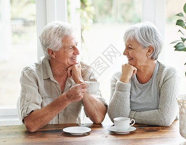 这么多年了 我们还是不停地说 一对年长的情侣一起喝杯茶图片