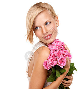 为了配得上她的美貌 一个有魅力的年轻女人 与粉红玫瑰搭配在一起图片