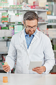 药剂师 商店和阅读平板电脑 焦点和用于营销 药丸或销售的药物 药房的医疗专业人员 制药专家和移动数字技术 用于健康 保健和护理图片