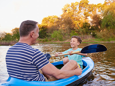 享受父亲和儿子的假期 父亲和儿子在湖上划船游艇图片