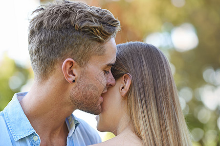 真爱初吻 年轻夫妇在公园里分享温柔的时光图片