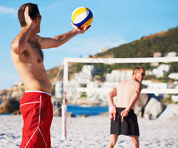 一场海滩排球比赛 在阳光明媚的一天图片