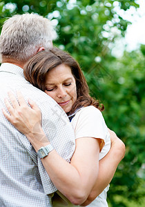 当你需要我的时候 我会一直在那里 一个可爱的老年夫妇 拥抱在院子里图片
