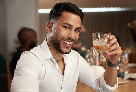 在晚会 豪华晚宴活动或朋友社交聚会中的葡萄牙新年庆祝活动中 男人 威士忌酒杯或烤面包 肖像 微笑或快乐的人与酒精或餐厅鸡尾酒饮料图片