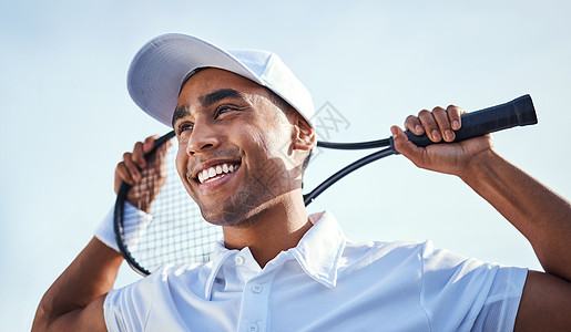 一个英俊的年轻人站着 练习时还拿着网球拍子呢 我打得够久了图片