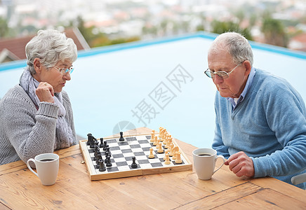 我们很少从胜利中学习 大多从失败中学习 一个年老的夫妇一起下棋图片