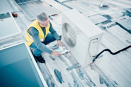 空调 屋顶和工程人员 负责维护 检查和太阳能电池板的可持续性 技术人员规划节能电源 空调安装和发电机电工检查图片