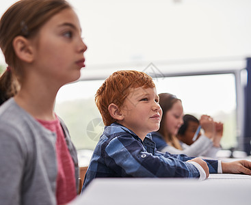 小学学生在班级上课 他们要上学图片