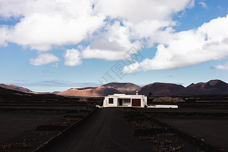 位于 La Geria 葡萄酒产区黑色火山景观中的传统白宫 可欣赏兰萨罗特岛 Timanfaya 国家公园的景色 西班牙加那利群图片