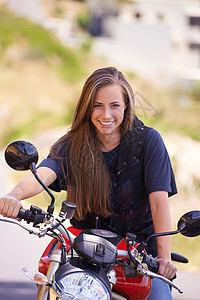 她需要的只是速度 一个坐在摩托车上 美丽的年轻女士坐着图片