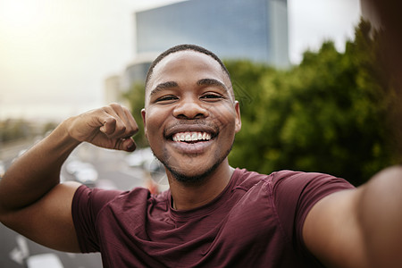 在桥上的街道上锻炼后 城市中一名黑人男子的健身 自拍和肖像 快乐 微笑和非洲男运动员在城里进行有氧运动或训练后合影留念图片