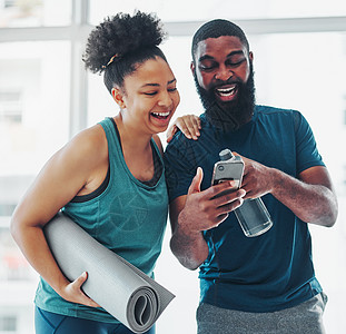 社交媒体上的电话 表情包或瑜伽朋友在健身课后嘲笑有趣的在线内容 普拉提 黑人女性和快乐的非洲私人教练一起放松或享受疯狂的喜剧图片
