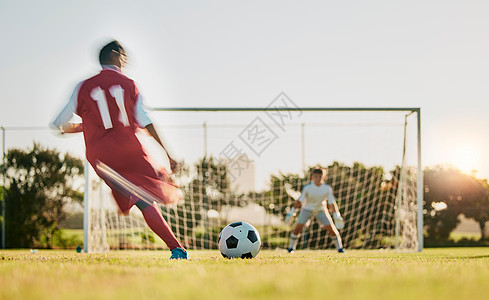 足球 球门柱和球 足球运动员奔跑和踢球得分 草地足球场的动力 夏季足球比赛的运动 健康和健身运动训练图片