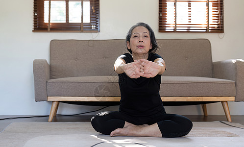 身着运动服的健康健康妇女和老年妇女在起居室内做瑜伽运动健身房成人闲暇退休身体活动娱乐女士体育锻炼图片