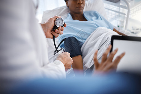 血压 高血压和医生与病人一起检查糖尿病 医疗保健咨询和诊所服务 外科医生手特写测量手臂脉搏 测试和医疗健康手术图片