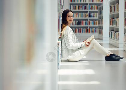 在图书馆进行大学研究 学习信息和书籍知识的女性的阅读 教育和肖像 奖学金 快乐和大学学生从校园书籍中学习法律图片