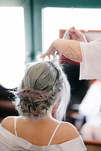 发型师把新娘变成一个精心设计的发型图片