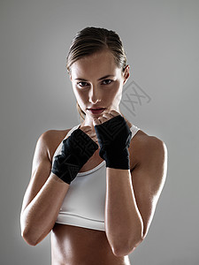 反抗胖子的反击 一个身着拳击手姿势的年轻女人的肖像图片