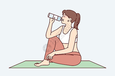 坐在瑜伽垫子和饮用水上 及时让她们休息的疲劳妇女 不参加锻炼图片