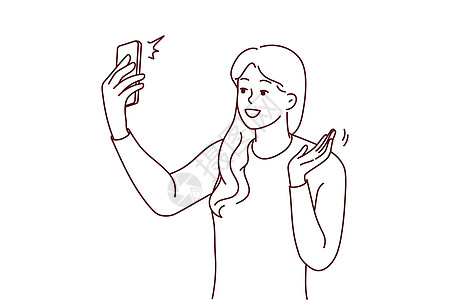 微笑的女人在手机上通过视频电话交谈图片