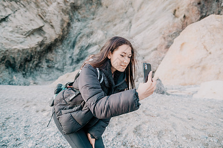 快乐的女登山者的肖像 安息在火山堡垒上旅行手臂铁索顶峰活动攀岩冒险风险喜悦运动图片