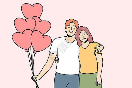 微笑的情侣拥抱抱着心形气球图片