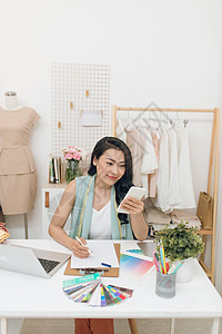 时装设计师在她的车间工作地点作坊生意职业女性技术裙子电脑工作室设计图片