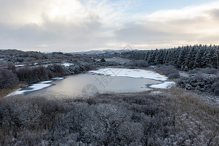 爱尔兰多内加尔县冬季在泥炭沼泽中环湖图片