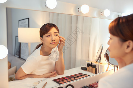 专注的美丽的亚洲年轻女性 在镜子里看着她自己粉刺女士女孩疙瘩反射皮肤卫生护理手指图片