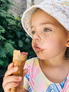 小女孩手里拿着冰淇淋的华夫饼蛋盘背景图片