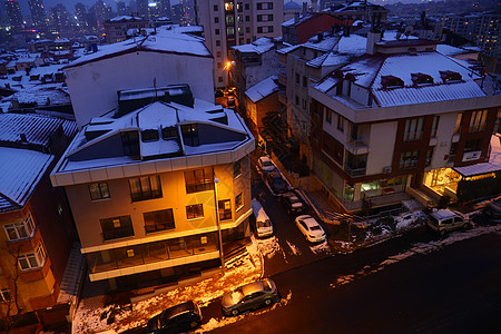 夜晚在伊斯坦布尔的雪地城市风景高清图片