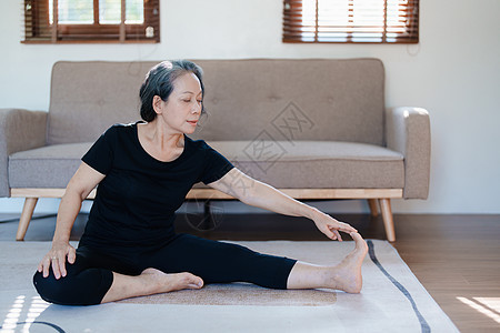 缓解压力 肌肉放松 呼吸练习 锻炼 冥想 亚洲年轻女性通过练习瑜伽放松身体的肖像灵活性沉思女孩瑜珈运动活动咒语肩膀脉轮脊柱背景图片