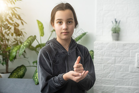 轻背景使用手语的聋哑女孩女耳聋助听器灰色医疗国际手指听力字母手势损失图片