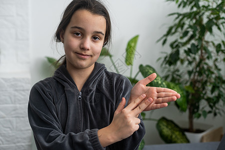 轻背景使用手语的聋哑女孩女听力学疾病耳聋灰色国际手指语言助听器女性听力图片