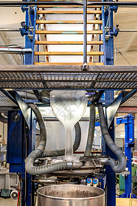 将塑料制成塑料卷 用于生产聚乙烯包装物的塑料卷加工技术管子工厂滚筒挤出机输送带制造业工具金属图片